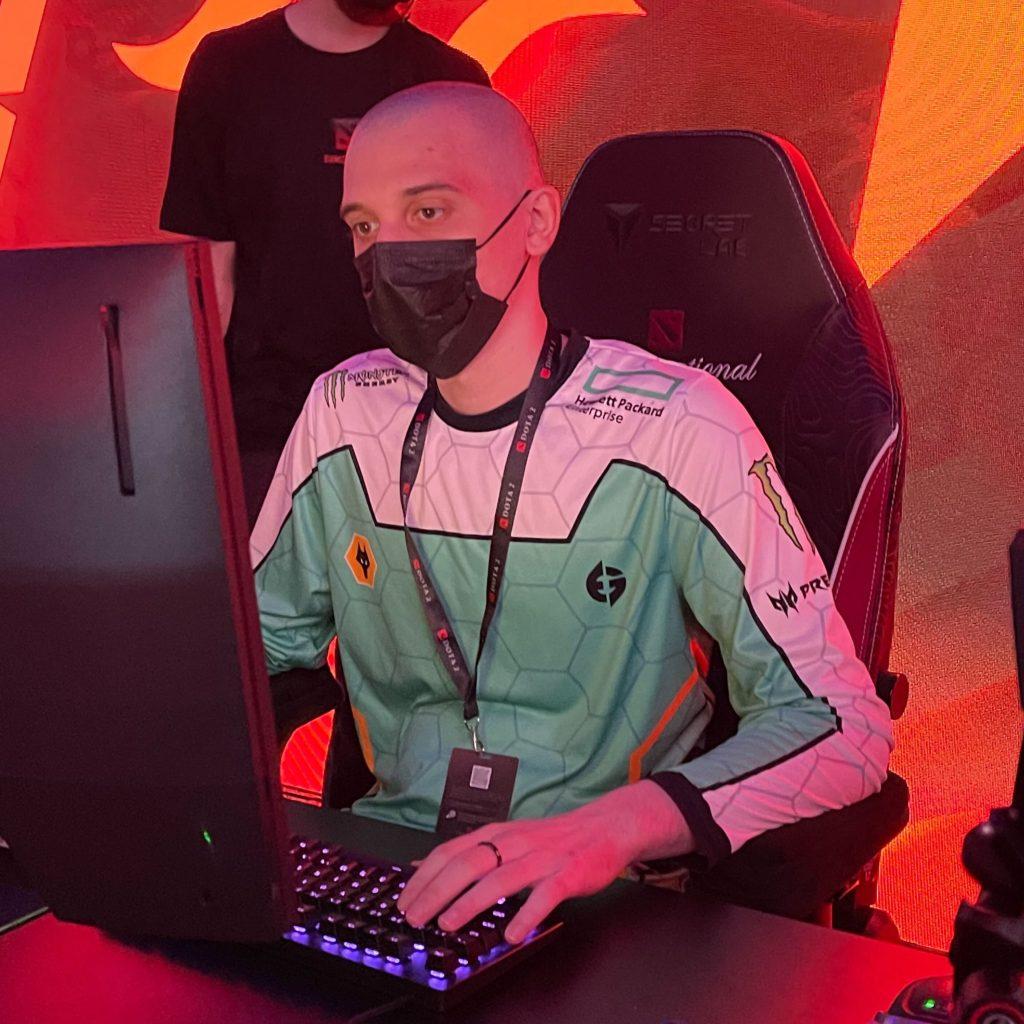 Arteezy goes bald at The International 2022