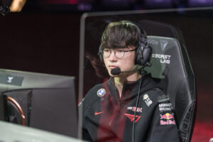 Faker re-signs with T1 for the 2022 LCK season