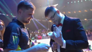 s1mple gives Stockholm Major-winning mouse to James Banks