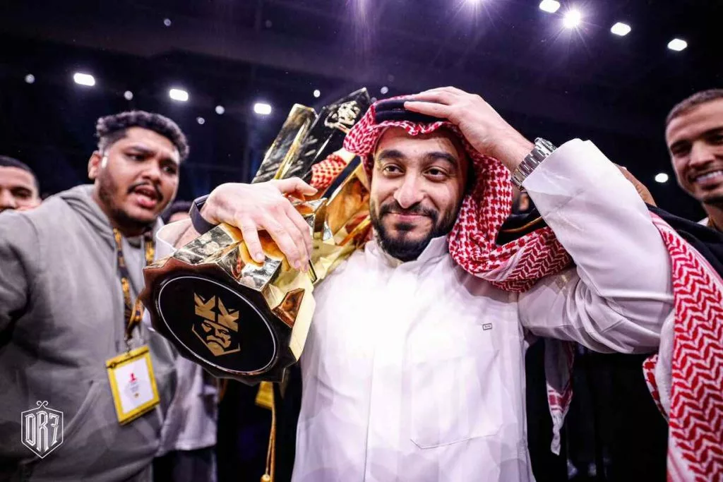 Drb7h celebrates a victory with his Kings League team.
