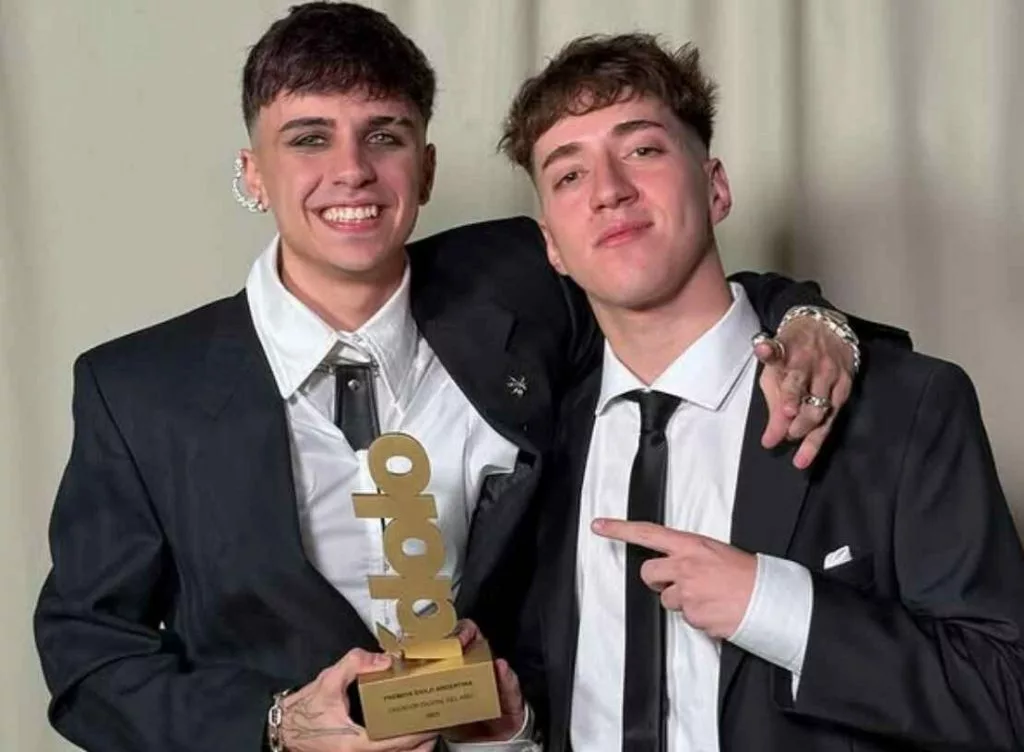 Kick streamer Mernuel with his manager, Agustin Balzano, after winning the Premios Idolo Argentina Idols of the Year award.