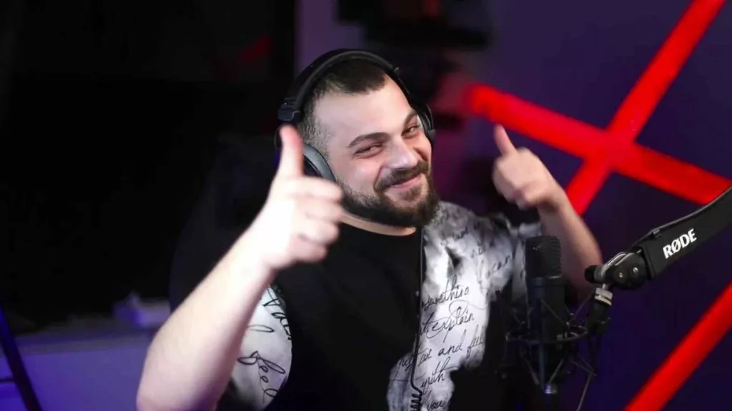 Abodby streams on Kick to his 735,000 followers.
